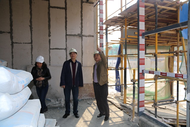 我中心主任莫云到新业务用房工地现场办公