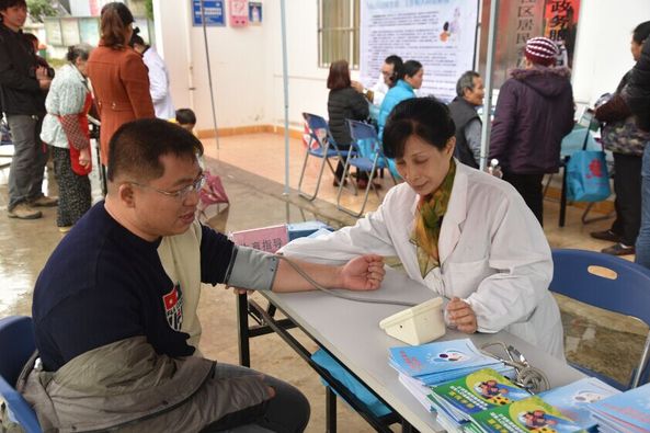 中心组织专家到中山街道河堤新街社区进行义诊