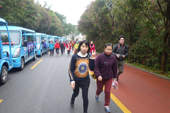 中心举行登山活动庆祝三八妇女节