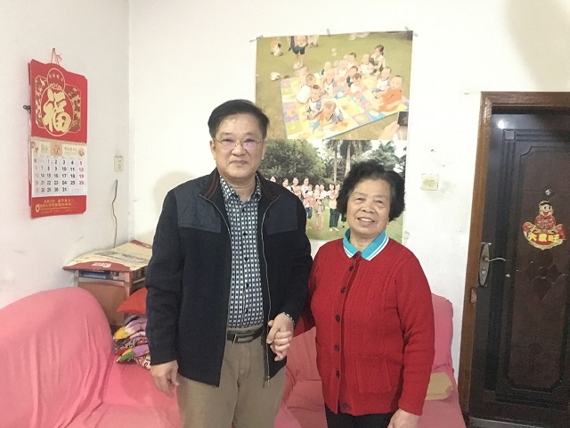 我中心春节前走访慰问离退休干部