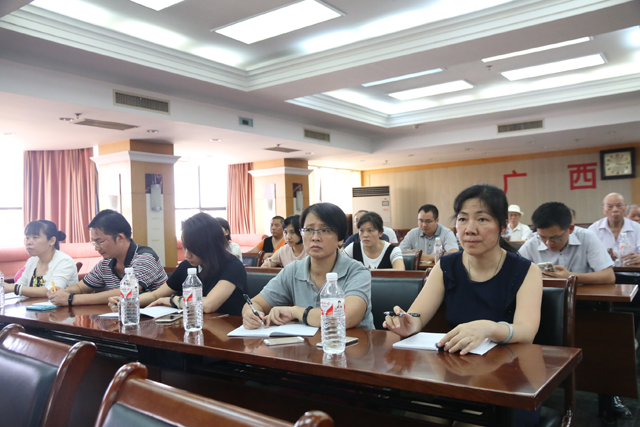 中心组织参加“两学一做”党课学习