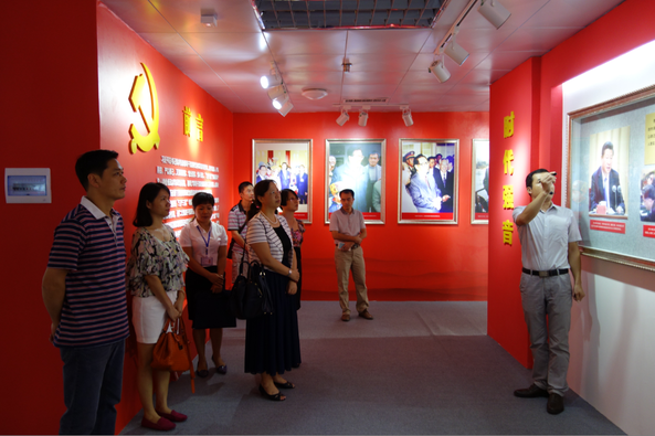 中心组织党员干部参观“三严三实”专题教育展