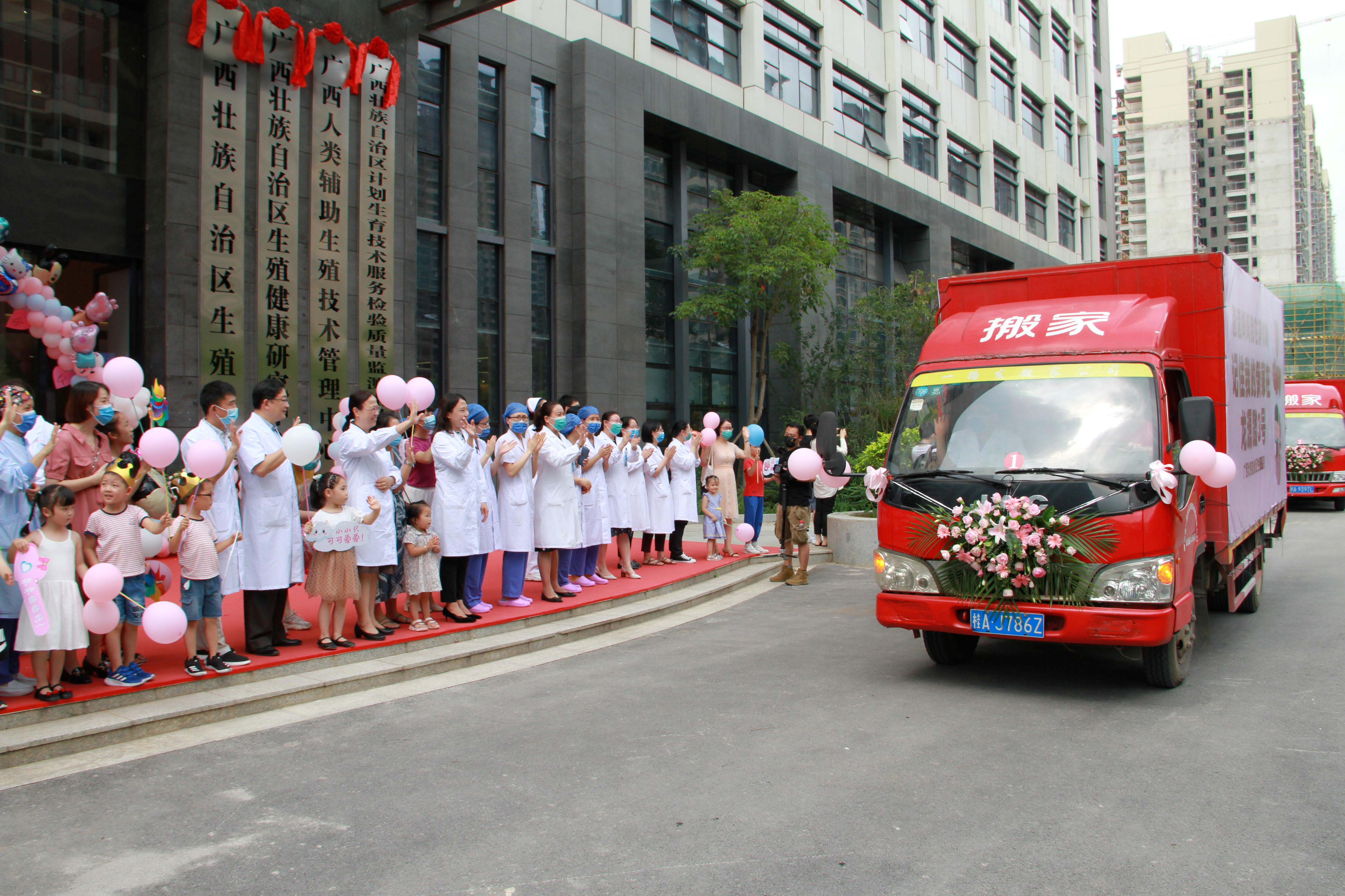 爸爸妈妈、哥哥姐姐，我在新家等你们哟！