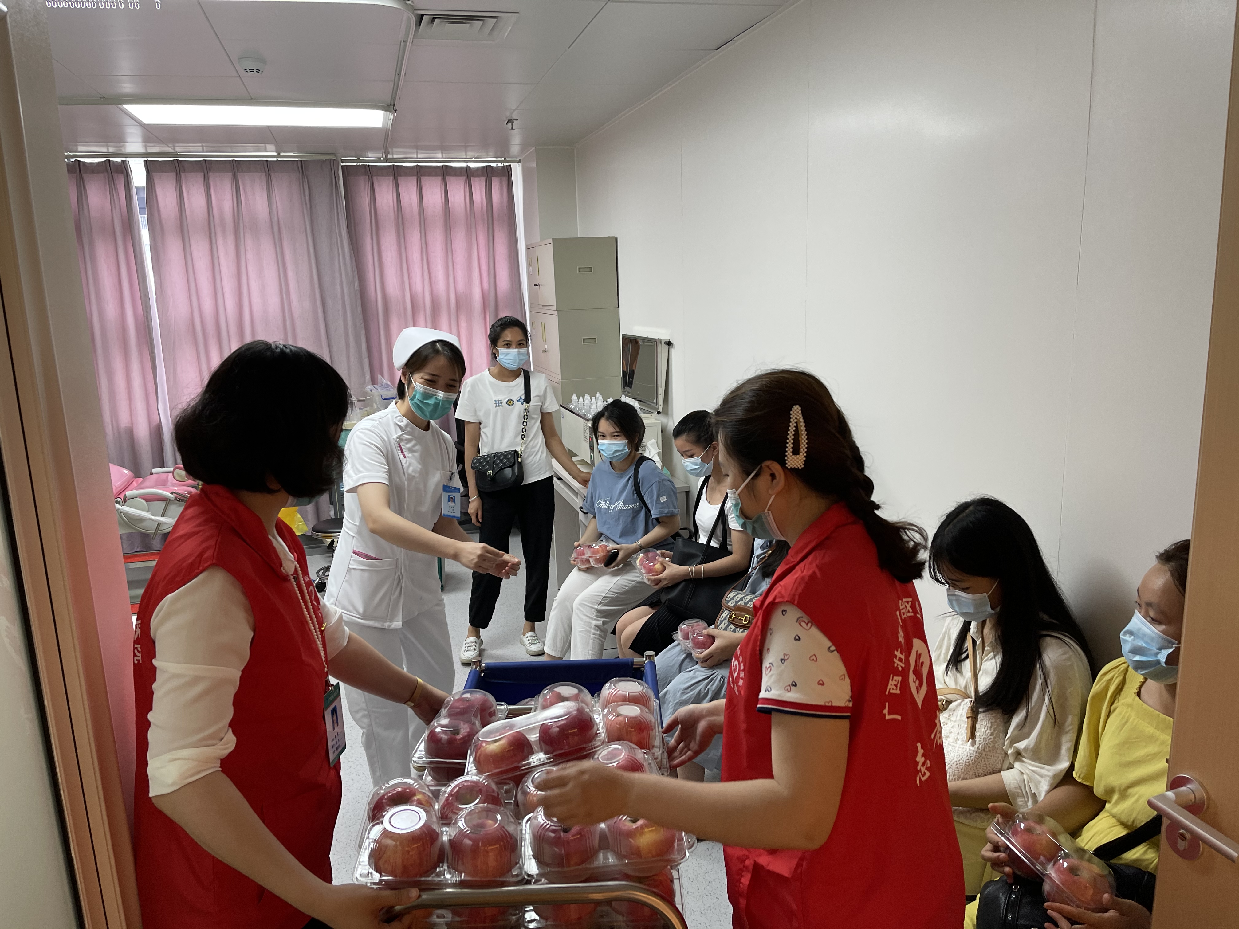 【我为群众办实事】我院志愿者助力新院区开业