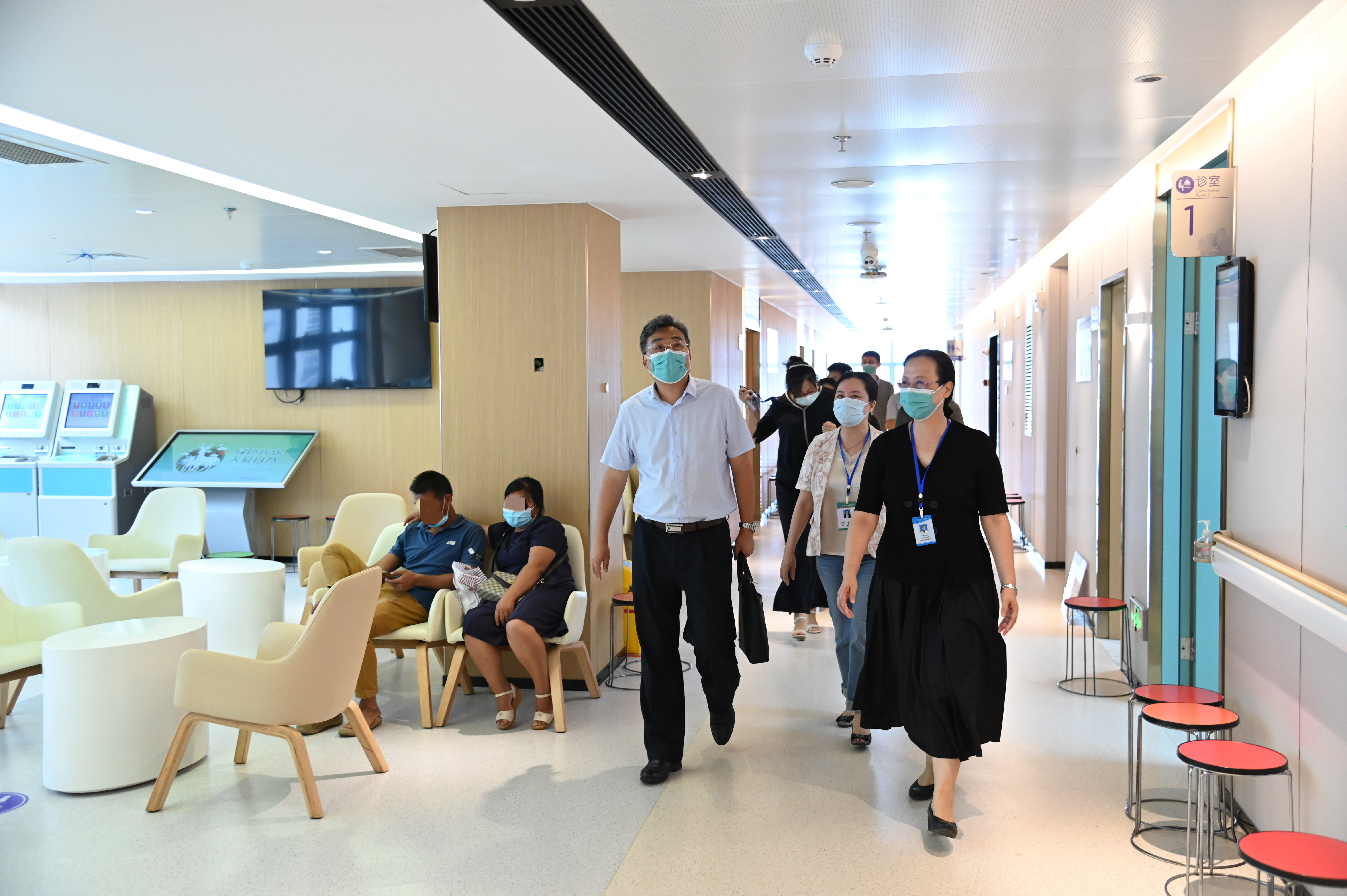 自治区卫生健康委副主任杜振宗莅临我院调研