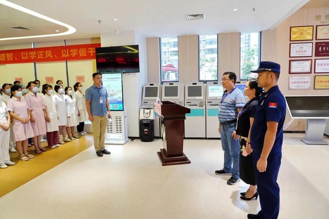 我院与青秀区消防救援大队开展消防应急疏散联合演练