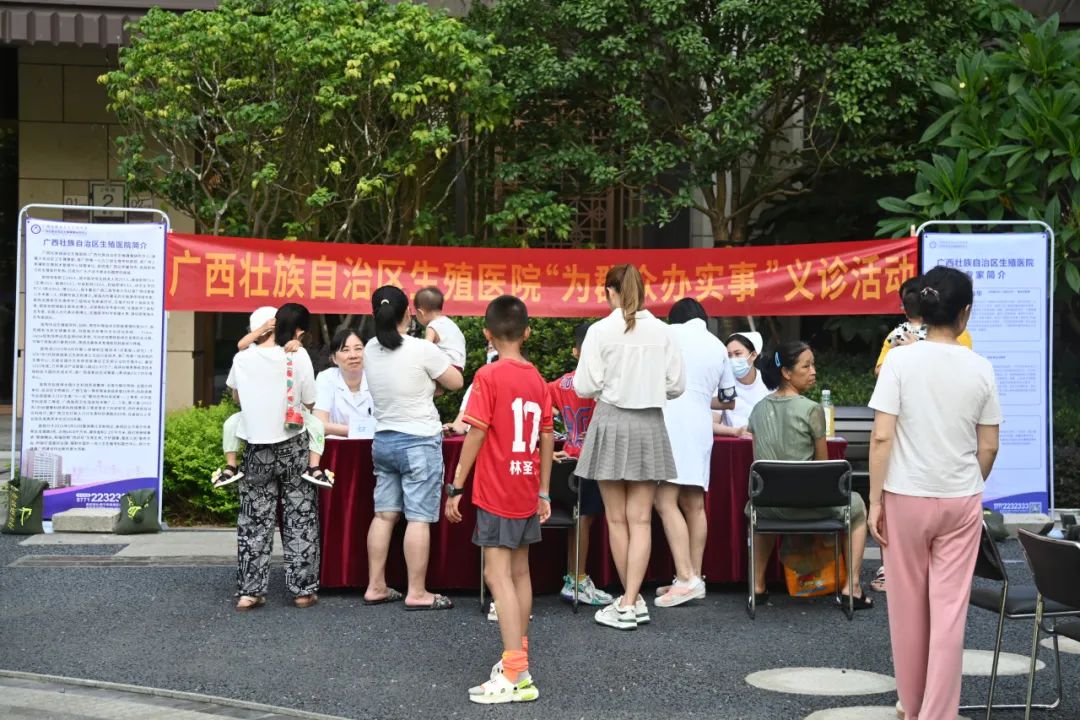 我院联合保利冠江墅小区开展“为群众办实事”义诊活动