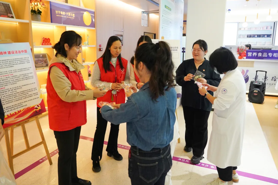 冬日里的“暖心方” 健康中的“治未病” ——我院开展防流感中药汤剂与香囊免费发放公益活动