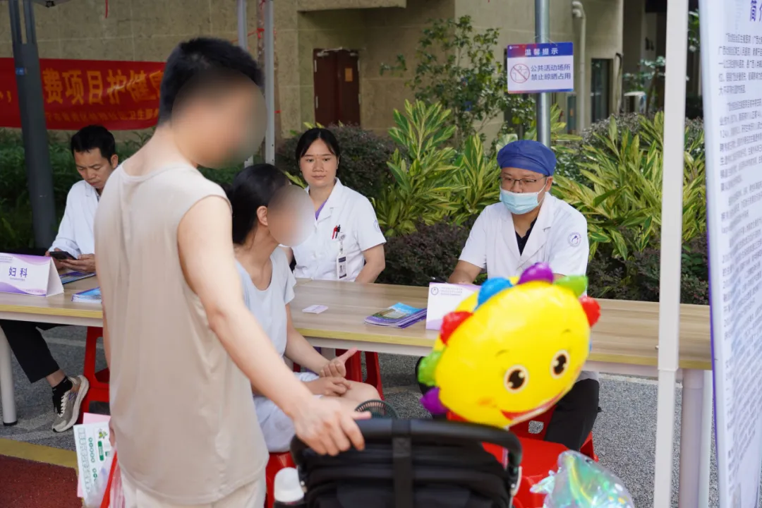 我院专家走进保利翎峯台社区开展便民义诊