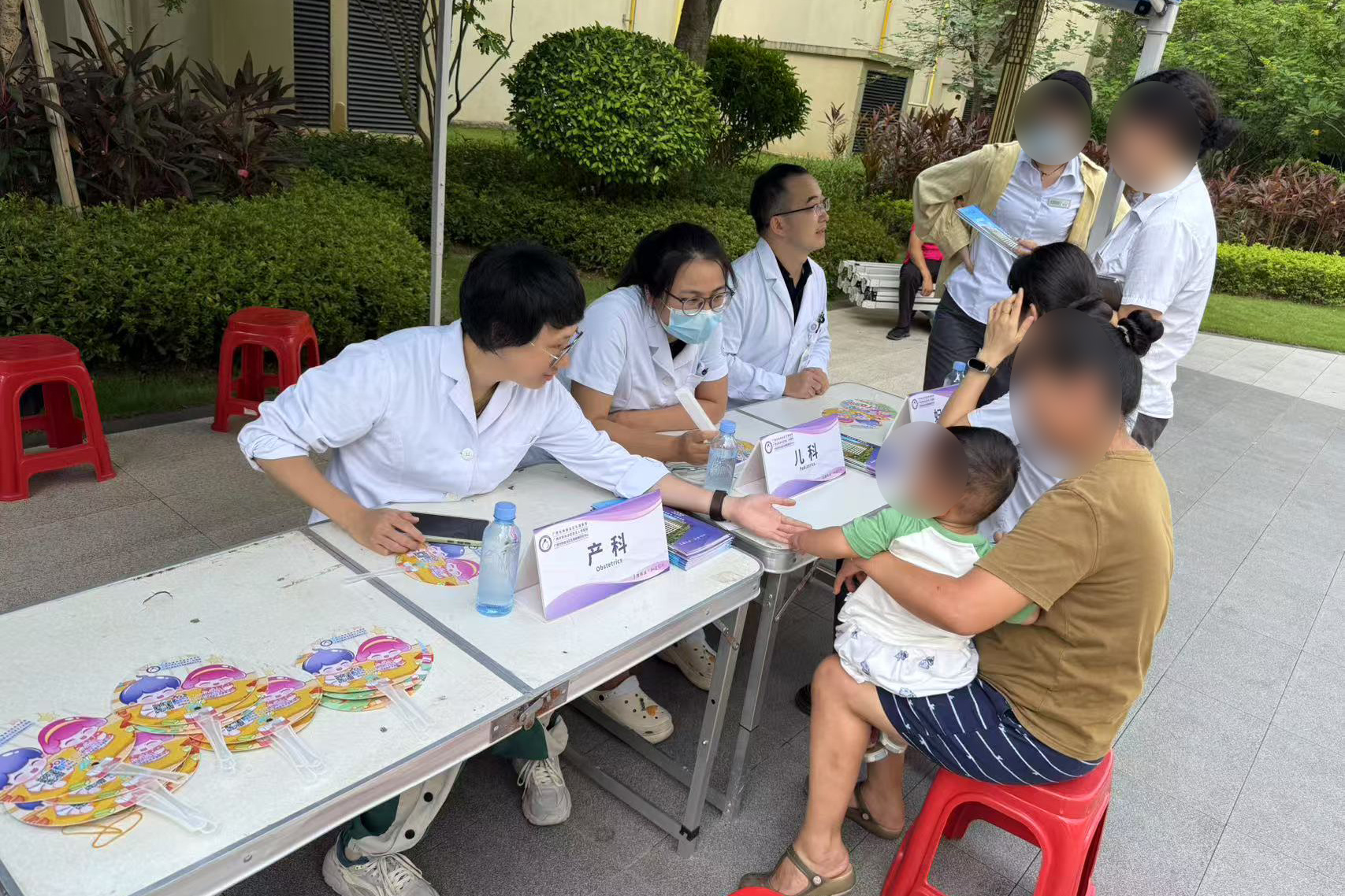 家门口的健康守护——我院专家团队走进龙湖江与城社区开展便民义诊活动