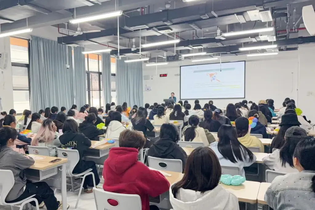 青春芳华 健康成长——我院到广西农业职业技术大学开展女性健康知识专题讲座