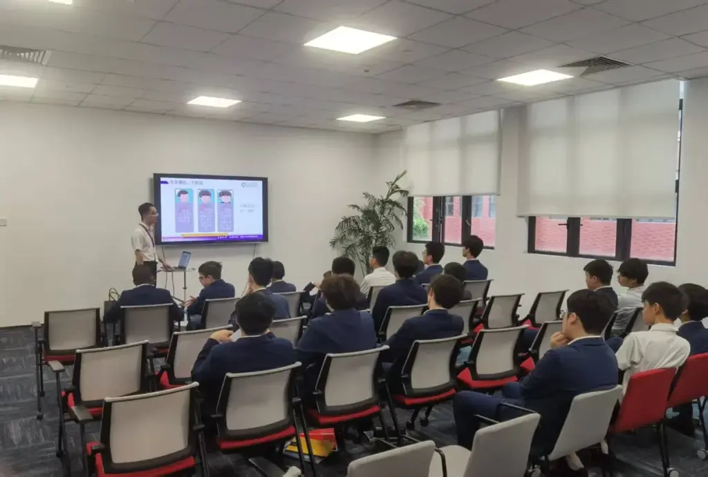 我院走进南宁哈罗礼德学校开展青春期科普讲座